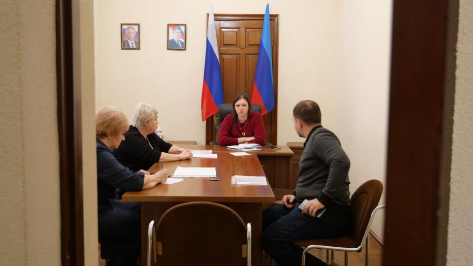 Заместитель Главы администрации муниципалитета Алёна Еськова провела личный прием граждан в администрации столицы ЛНР Заместитель Главы администрации муниципалитета Алёна Еськова провела личный прием граждан в администрации столицы ЛНР
