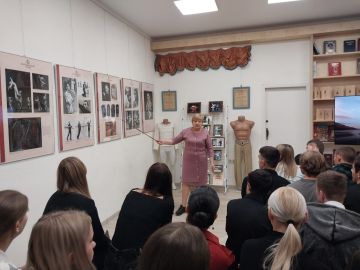 В Старобельском краеведческом музее торжественно открылась передвижная выставки театрального музея им. А. А. Бахрушина «Золотой век Юрия Григоровича» в рамках проекта «Наши традиции»