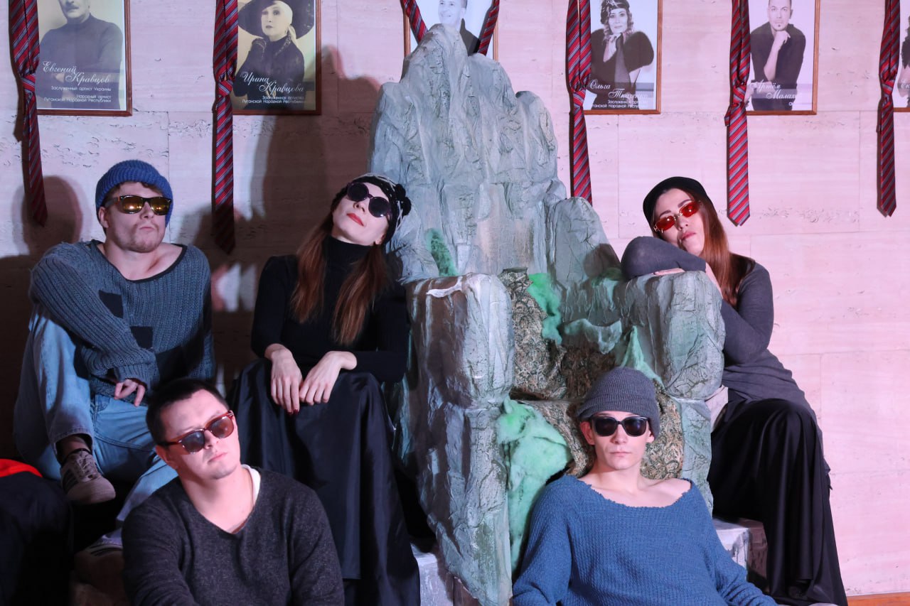 В Луганском академическом русском драматическом театре имени П. Луспекаева в рамках проекта «Культурная среда» состоялась театрализованная программа «Фантазии на тему пьесы Е. Шварца “Дракон”». Постановкой руководила... В Луганском академическом русском драматическом театре имени П. Луспекаева в рамках проекта «Культурная среда» состоялась театрализованная программа «Фантазии на тему пьесы Е. Шварца “Дракон”». Постановкой руководила...