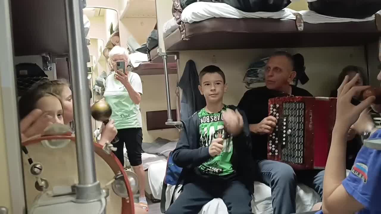 Артисты ансамбля "ЛОЖКАРИ", ДЕНЬ ЕДИНСТВА-отметили в поезде, Новороссийск-Пермь