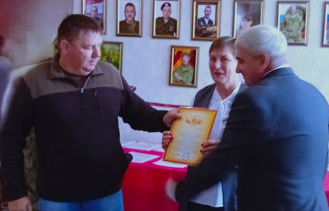 В рамках празднования Дня Народного Единства в селе Плугатарь открылась фотовыставка «Портреты мужества» В рамках празднования Дня Народного Единства в селе Плугатарь открылась фотовыставка «Портреты мужества»