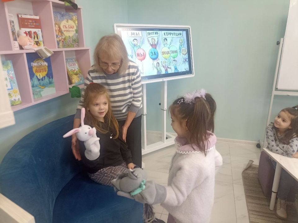 В центральной библиотеке имени Г.Сковороды прошла увлекательная викторина, посвященная борьбе с коррупцией, для детей из дошкольного учреждения «Ладушки» В центральной библиотеке имени Г.Сковороды прошла увлекательная викторина, посвященная борьбе с коррупцией, для детей из дошкольного учреждения «Ладушки»