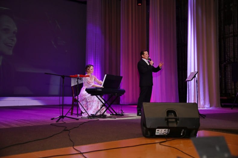 Красноярские артисты дарят Свердловску незабываемые встречи Красноярские артисты дарят Свердловску незабываемые встречи