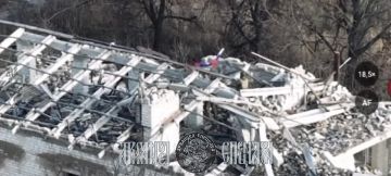 Триколор в Волчанске. Сегодня появились кадры, как наши бойцы из 128 бригады вывесили российский флаг над одним из зданий, фактически ознаменовав освобождение Волчанска — города, бои за который начались 13 мая 2024 года