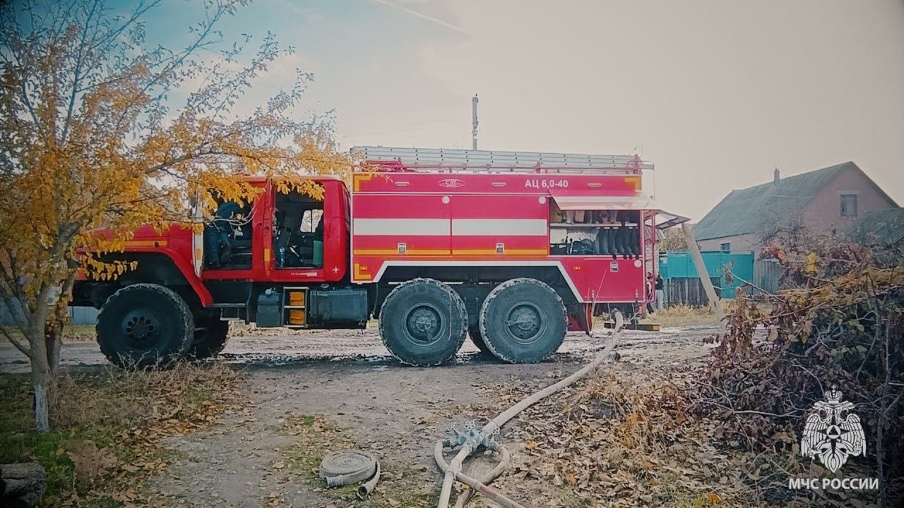 Сотрудники МЧС потушили две горящие постройки в Луганске