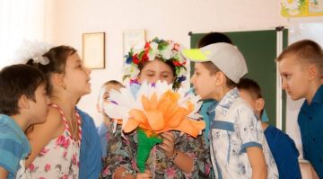 Психологический театр, который действует на базе луганской школы № 54 имени Алексея Еременко, помогает подросткам преодолеть проблемы переходного возраста