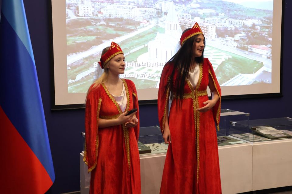 В Луганском краеведческом музее состоялось мероприятие «И только в единстве сила России» В Луганском краеведческом музее состоялось мероприятие «И только в единстве сила России»