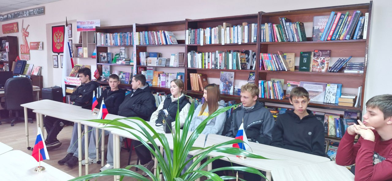 5 ноября в рамках празднования Дня народного единства в Славяносербской ЦБ состоялся историко-информационный час «В единстве народов – сила России» для студентов Славяносербского техникума ЛГАУ 5 ноября в рамках празднования Дня народного единства в Славяносербской ЦБ состоялся историко-информационный час «В единстве народов – сила России» для студентов Славяносербского техникума ЛГАУ