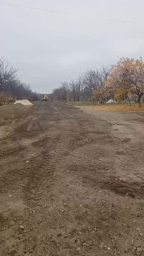 В луганском поселке Тельмана замечена дорожная техника: под новый асфальт готовят улицу Руставели