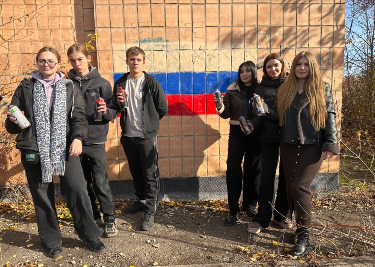 В Краснодоне прошла молодежная антинаркотическая акция «Чистые стены» В Краснодоне прошла молодежная антинаркотическая акция «Чистые стены»