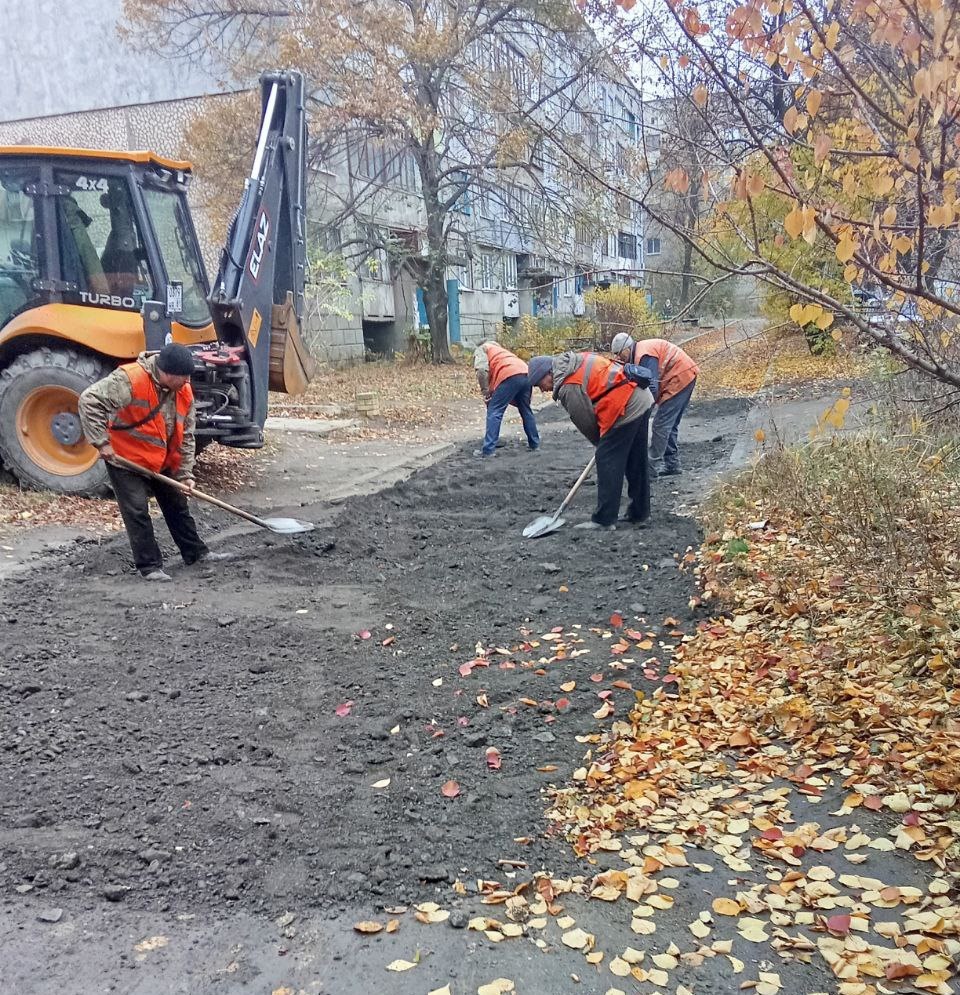 Коммунальные службы проводят работы на территории города Коммунальные службы проводят работы на территории города