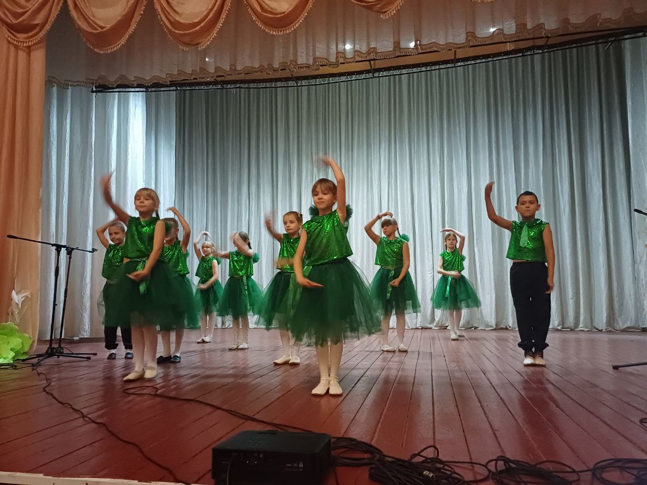 В Зоринском Доме культуры «Шахтер» прошла праздничная программа "Единство в нас", посвященная Дню народного единства В Зоринском Доме культуры «Шахтер» прошла праздничная программа "Единство в нас", посвященная Дню народного единства