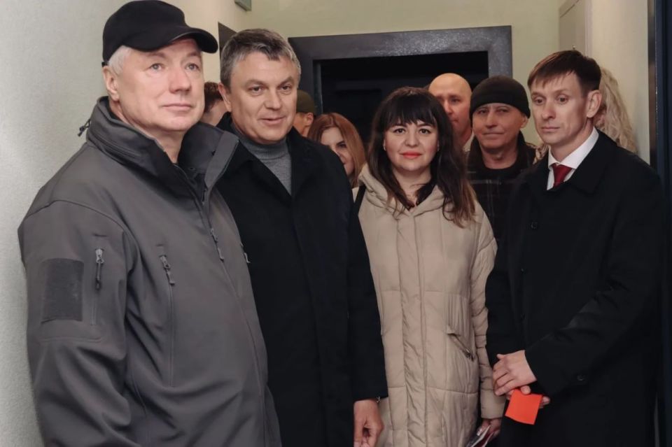 Марат Хуснуллин: «После Мариуполя не мог оставить сегодня без внимания одно важное событие – в Луганске вручали ключи от квартир жителям нового ЖК «Авиатор» Марат Хуснуллин: «После Мариуполя не мог оставить сегодня без внимания одно важное событие – в Луганске вручали ключи от квартир жителям нового ЖК «Авиатор»
