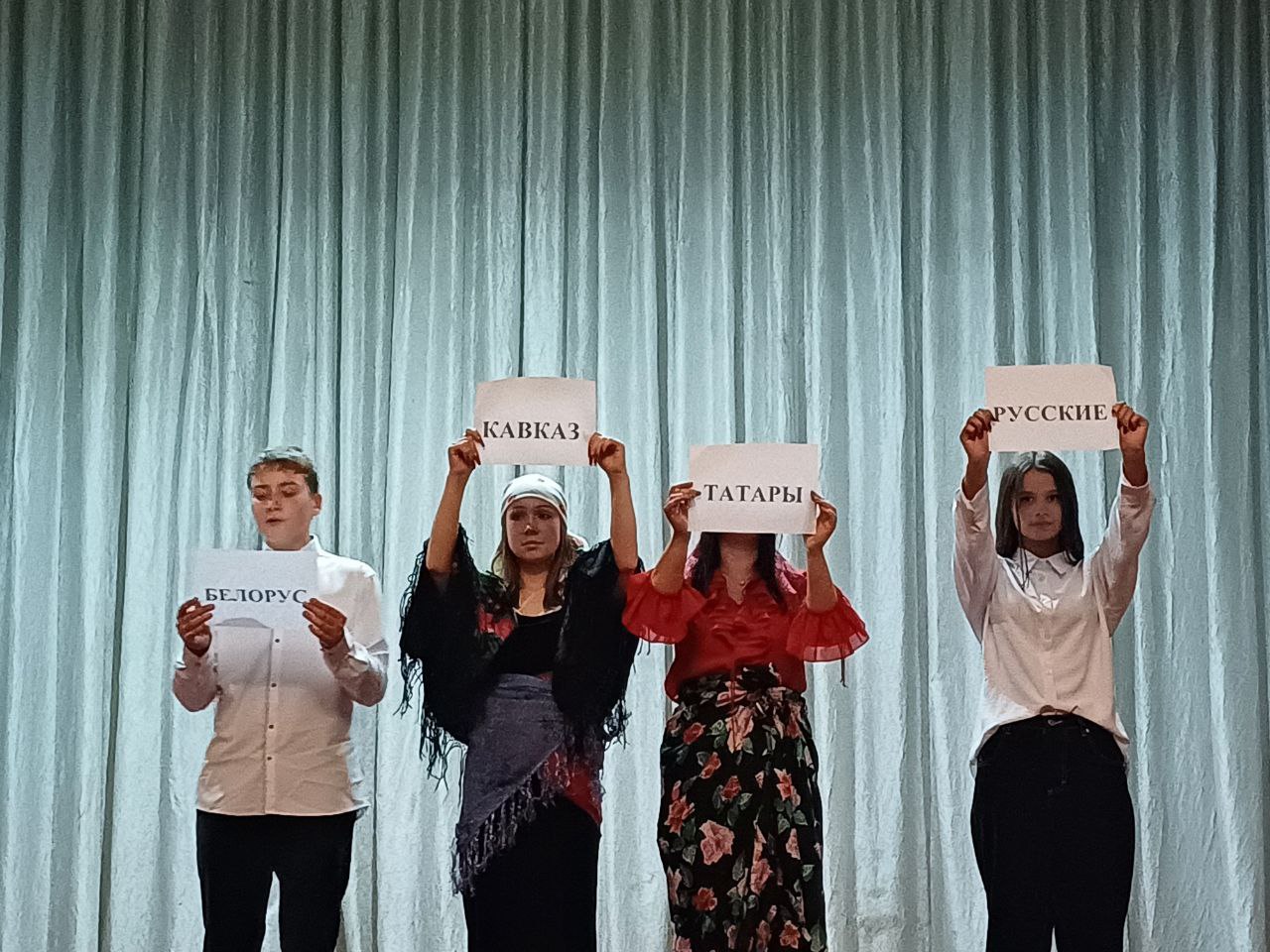 В Зоринском Доме культуры «Шахтер» прошла праздничная программа "Единство в нас", посвященная Дню народного единства В Зоринском Доме культуры «Шахтер» прошла праздничная программа "Единство в нас", посвященная Дню народного единства