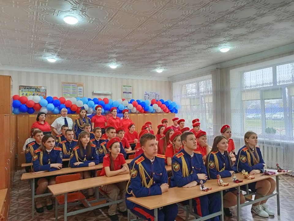 Сегодня учащиеся 7-Б, 11-А и 11-Б классов Ясеновской школы №2 им. Д.В. Лазутина приняли участие в телемосте с Бийским государственным колледжем, посвященном Дню народного единства Сегодня учащиеся 7-Б, 11-А и 11-Б классов Ясеновской школы №2 им. Д.В. Лазутина приняли участие в телемосте с Бийским государственным колледжем, посвященном Дню народного единства
