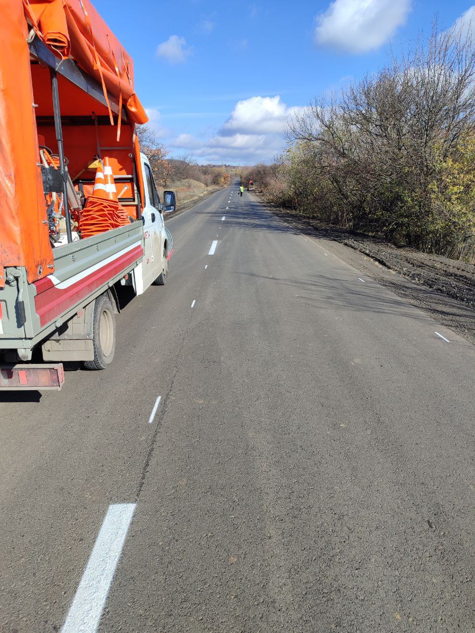 На автодороге Садово-Хрустальненский – Красный Луч с подъездом к «Миус-фронту» нанесли дорожную разметку На автодороге Садово-Хрустальненский – Красный Луч с подъездом к «Миус-фронту» нанесли дорожную разметку