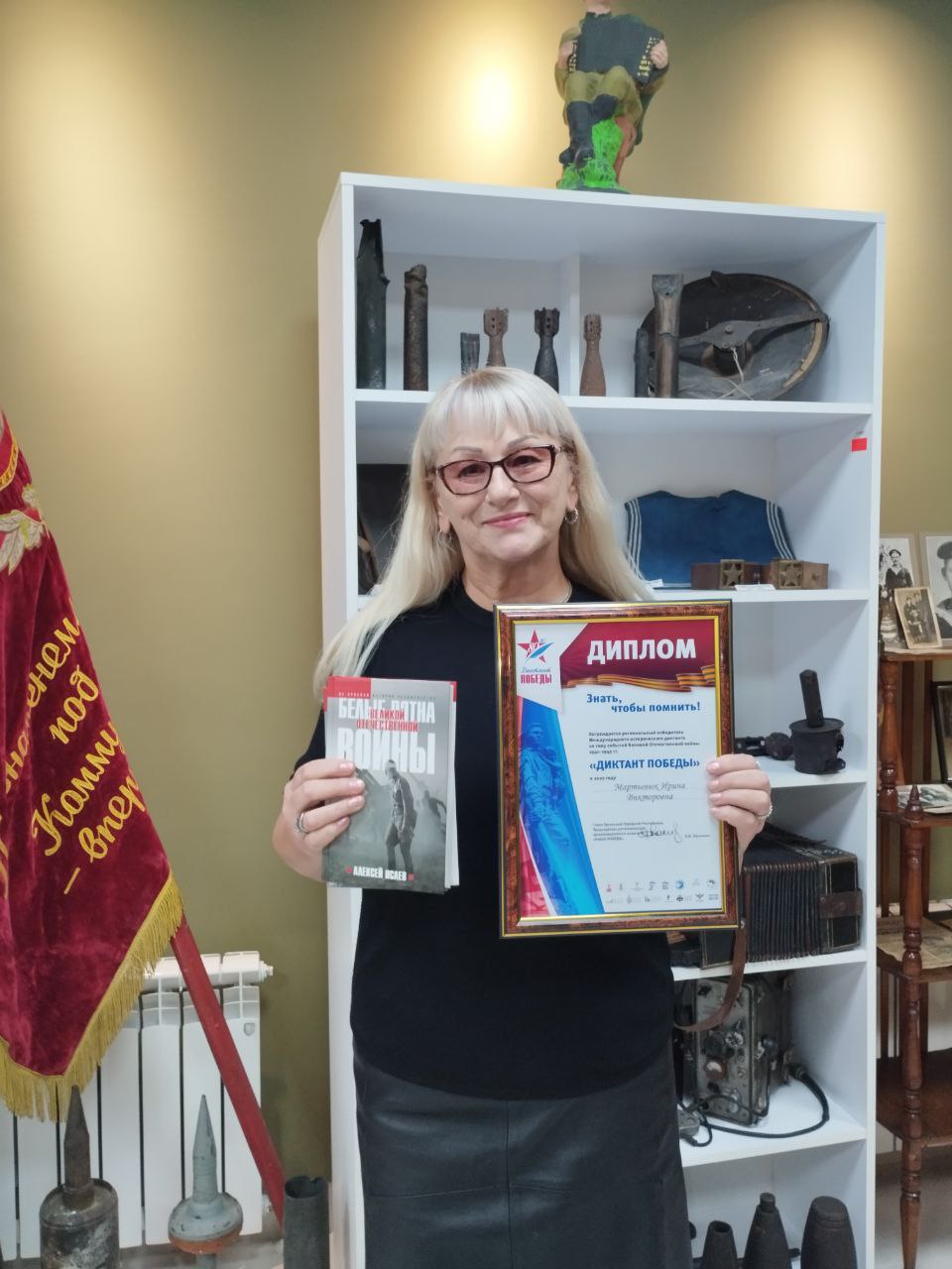 Депутат Народного Совета ЛНР Юрий Юров, координатор федерального проекта «Единая Россия» «Историческая память» по ЛНР поздравил директора Перевальского музея Ирину Мартынюк с региональной победой в Международном историческом... Депутат Народного Совета ЛНР Юрий Юров, координатор федерального проекта «Единая Россия» «Историческая память» по ЛНР поздравил директора Перевальского музея Ирину Мартынюк с региональной победой в Международном историческом...