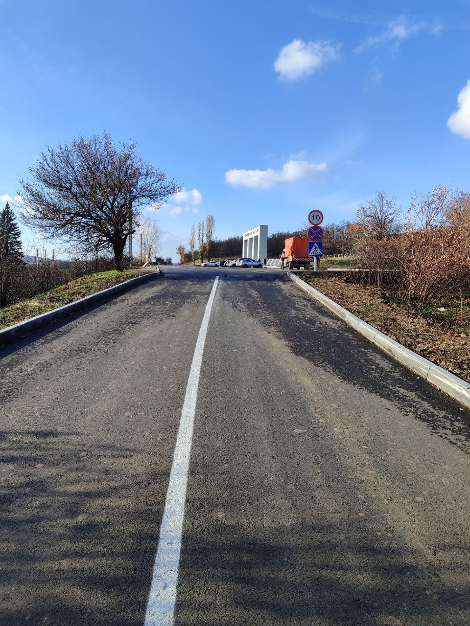 На автодороге Садово-Хрустальненский – Красный Луч с подъездом к «Миус-фронту» нанесли дорожную разметку На автодороге Садово-Хрустальненский – Красный Луч с подъездом к «Миус-фронту» нанесли дорожную разметку