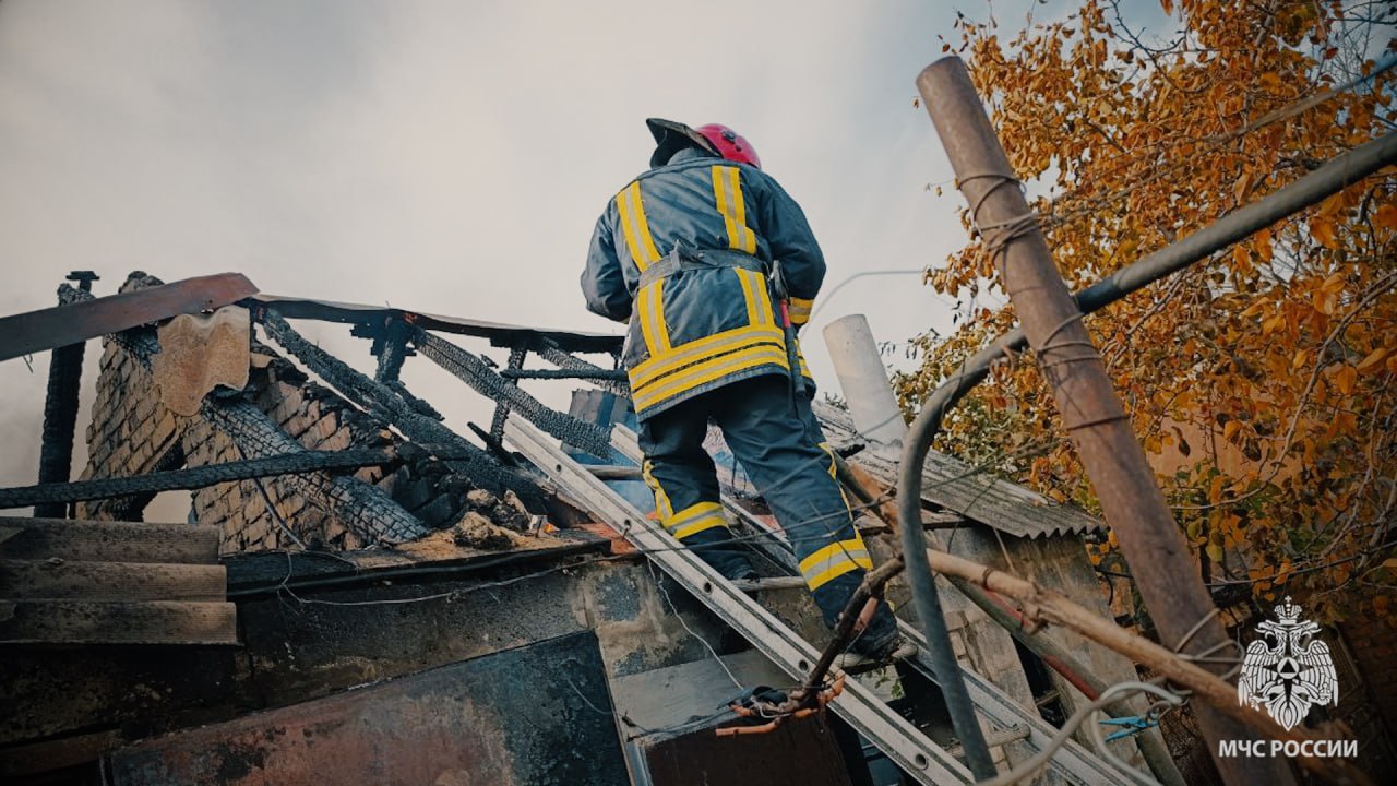 Сотрудники МЧС потушили две горящие постройки в Луганске Сотрудники МЧС потушили две горящие постройки в Луганске