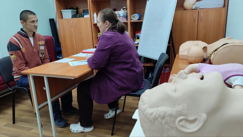 Фельдшеры Луганского центра медицины катастроф прошли курсы переподготовки и успешно сдали экзамен Фельдшеры Луганского центра медицины катастроф прошли курсы переподготовки и успешно сдали экзамен