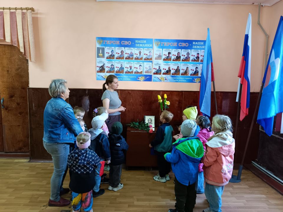 В Доме культуры им. Ленина пгт Новодарьевка для воспитанников детского сада «Солнышко» прошёл урок мужества «Их имена вошли в бессмертие» В Доме культуры им. Ленина пгт Новодарьевка для воспитанников детского сада «Солнышко» прошёл урок мужества «Их имена вошли в бессмертие»