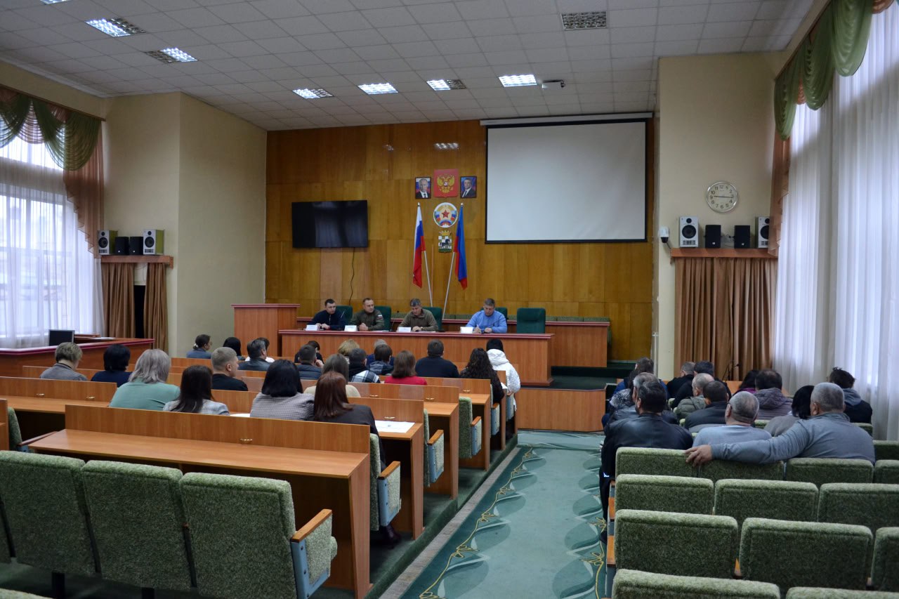 Глава Старобельского муниципального округа Владимир Чернев провел расширенное совещание с руководителями структурных подразделений Администрации и подведомственных учреждений