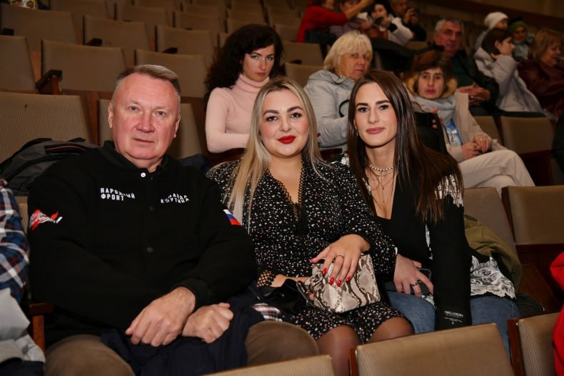 Красноярские артисты дарят Свердловску незабываемые встречи Красноярские артисты дарят Свердловску незабываемые встречи