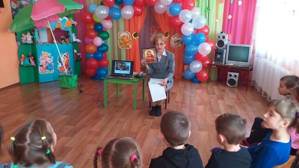 Ко Дню народного единства сотрудники Детского центра Чернухинского музея провели тематический час для воспитанников детского сада «Ромашка» Ко Дню народного единства сотрудники Детского центра Чернухинского музея провели тематический час для воспитанников детского сада «Ромашка»