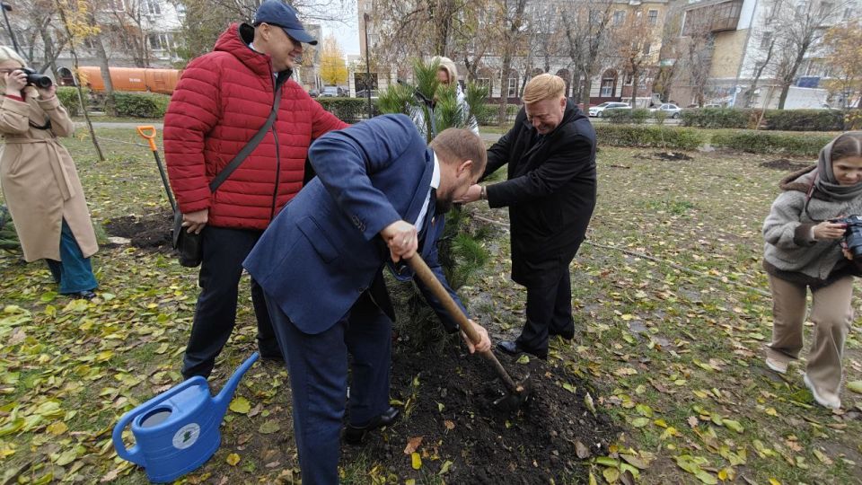 В Луганске заложили Аллею ПСБ в рамках международной акции «Сад памяти» В Луганске заложили Аллею ПСБ в рамках международной акции «Сад памяти»