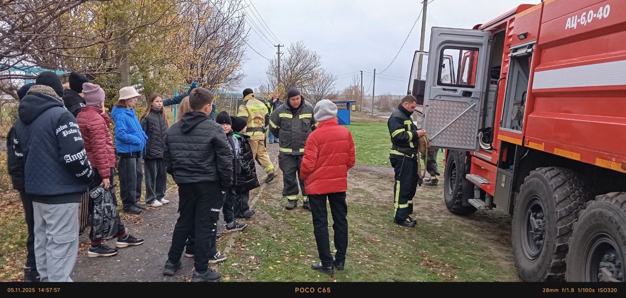 В Плахо-Петровке сотрудники МЧС совместно с библиотекой и сельским клубом провели мероприятие по пожарной безопасности под названием "Огонь ошибок не прощает" В Плахо-Петровке сотрудники МЧС совместно с библиотекой и сельским клубом провели мероприятие по пожарной безопасности под названием "Огонь ошибок не прощает"