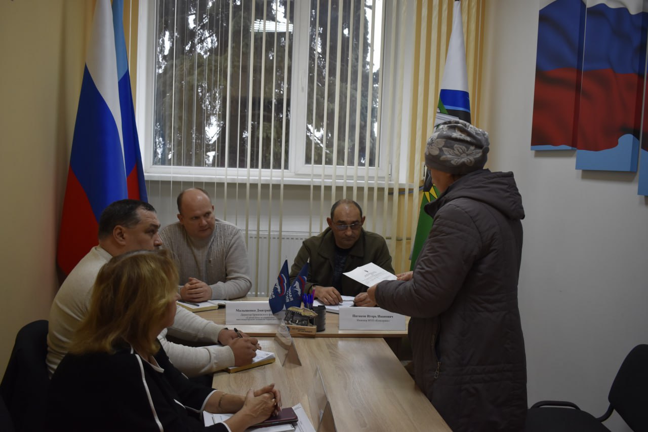 Сегодня в Брянковской местной общественной приемной партии "Единая Россия" состоялся прием граждан по вопросам жилищно-коммунального хозяйства Сегодня в Брянковской местной общественной приемной партии "Единая Россия" состоялся прием граждан по вопросам жилищно-коммунального хозяйства