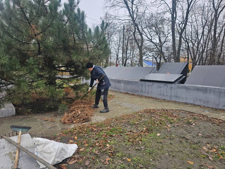 Сегодня работники отдела жизнеобеспечения пгт Дзержинский провели уборку территории, прилегающей к памятнику погибшим воинам в годы Великой Отечественной войны Сегодня работники отдела жизнеобеспечения пгт Дзержинский провели уборку территории, прилегающей к памятнику погибшим воинам в годы Великой Отечественной войны