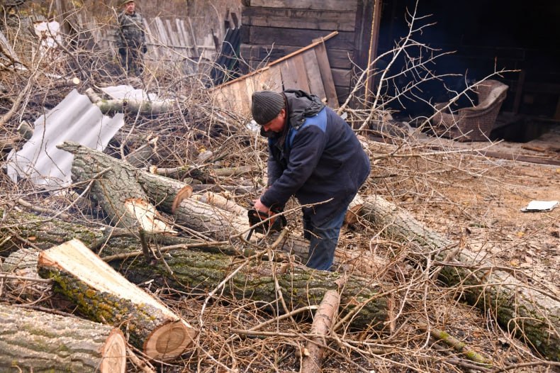 Восстановление дома на ул. Новодолжанская, пострадавшего в результате удара ВСУ, продолжается: к работе приступили строители из Красноярского края Восстановление дома на ул. Новодолжанская, пострадавшего в результате удара ВСУ, продолжается: к работе приступили строители из Красноярского края