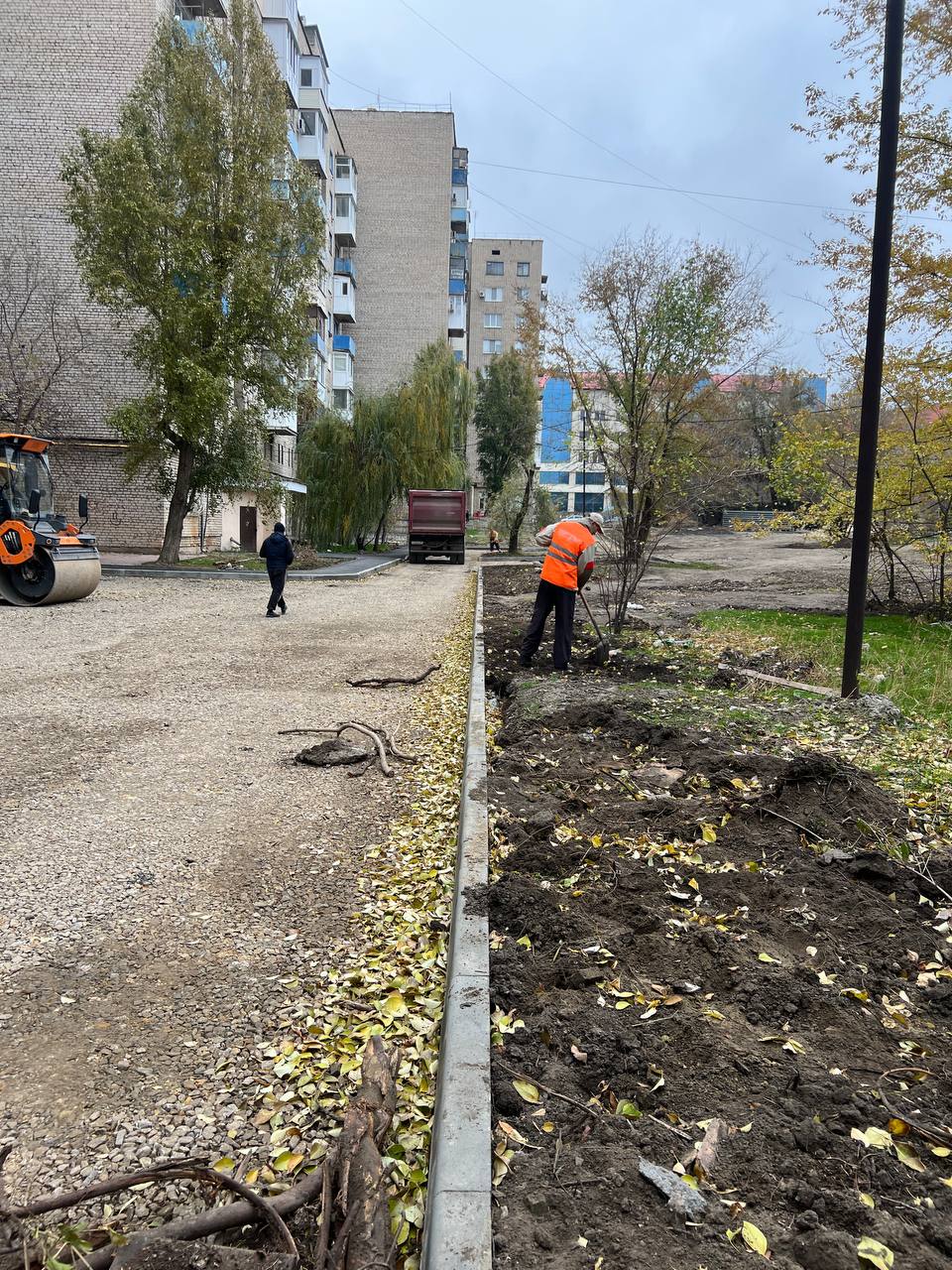 В Краснодоне в рамках плана благоустройства дорог Краснодонского муниципального округа на 2025 год продолжается ремонт внутриквартальных дорог по адресу: Микроцентр, дом 1 и площадь Ленина, дом 2 В Краснодоне в рамках плана благоустройства дорог Краснодонского муниципального округа на 2025 год продолжается ремонт внутриквартальных дорог по адресу: Микроцентр, дом 1 и площадь Ленина, дом 2