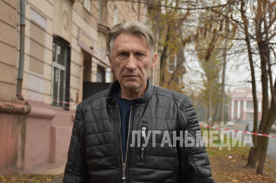 В Алчевске продолжается аварийный ремонт кровель многоквартирных домов В Алчевске продолжается аварийный ремонт кровель многоквартирных домов