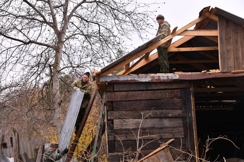 Восстановление дома на ул. Новодолжанская, пострадавшего в результате удара ВСУ, продолжается: к работе приступили строители из Красноярского края Восстановление дома на ул. Новодолжанская, пострадавшего в результате удара ВСУ, продолжается: к работе приступили строители из Красноярского края