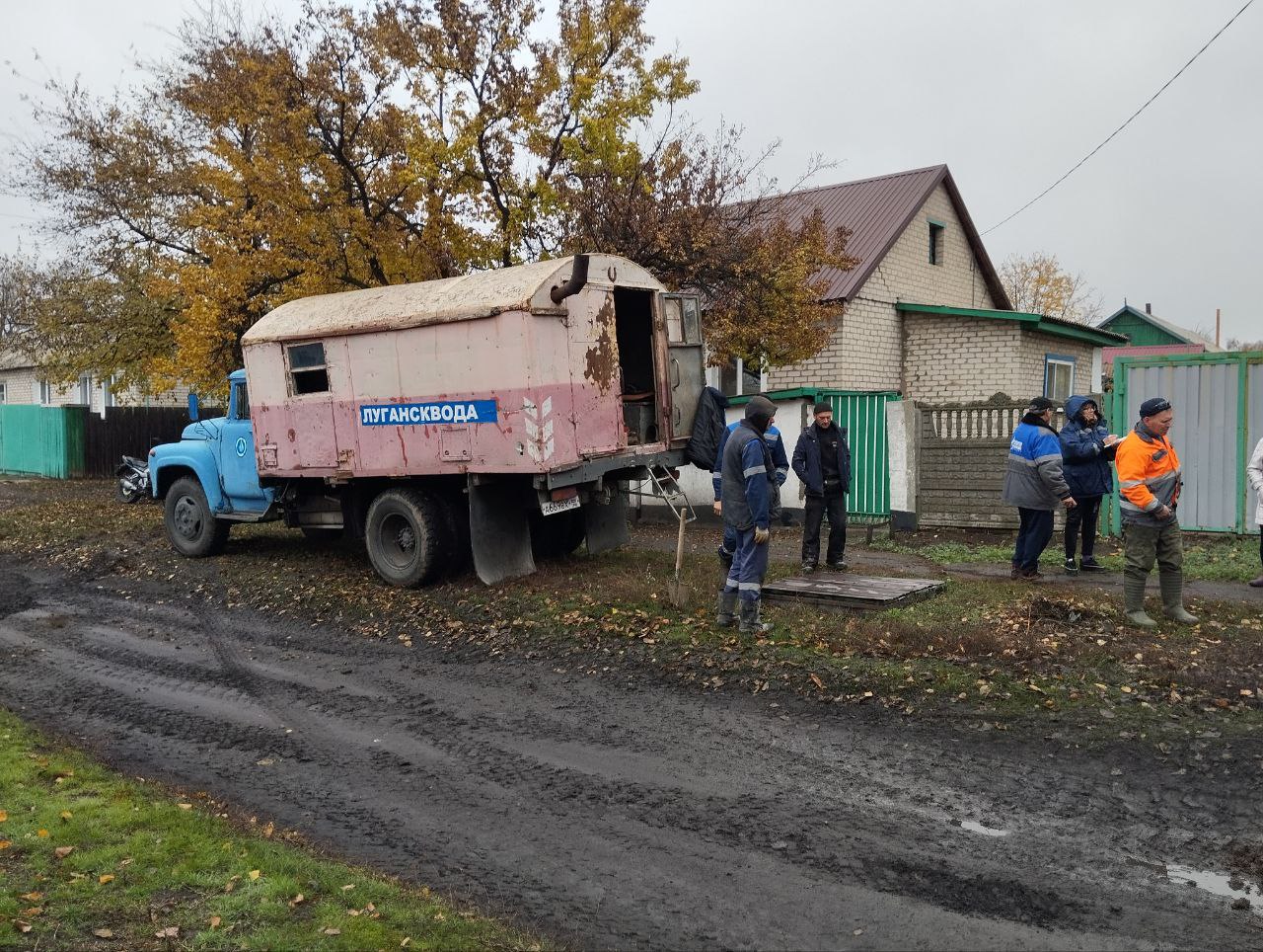 Сегодня в пгт Кленовый бригадой ГУП ЛНР «Лугансквода» были устранены порывы сети водоснабжения по улицам Полевая и Молодежная