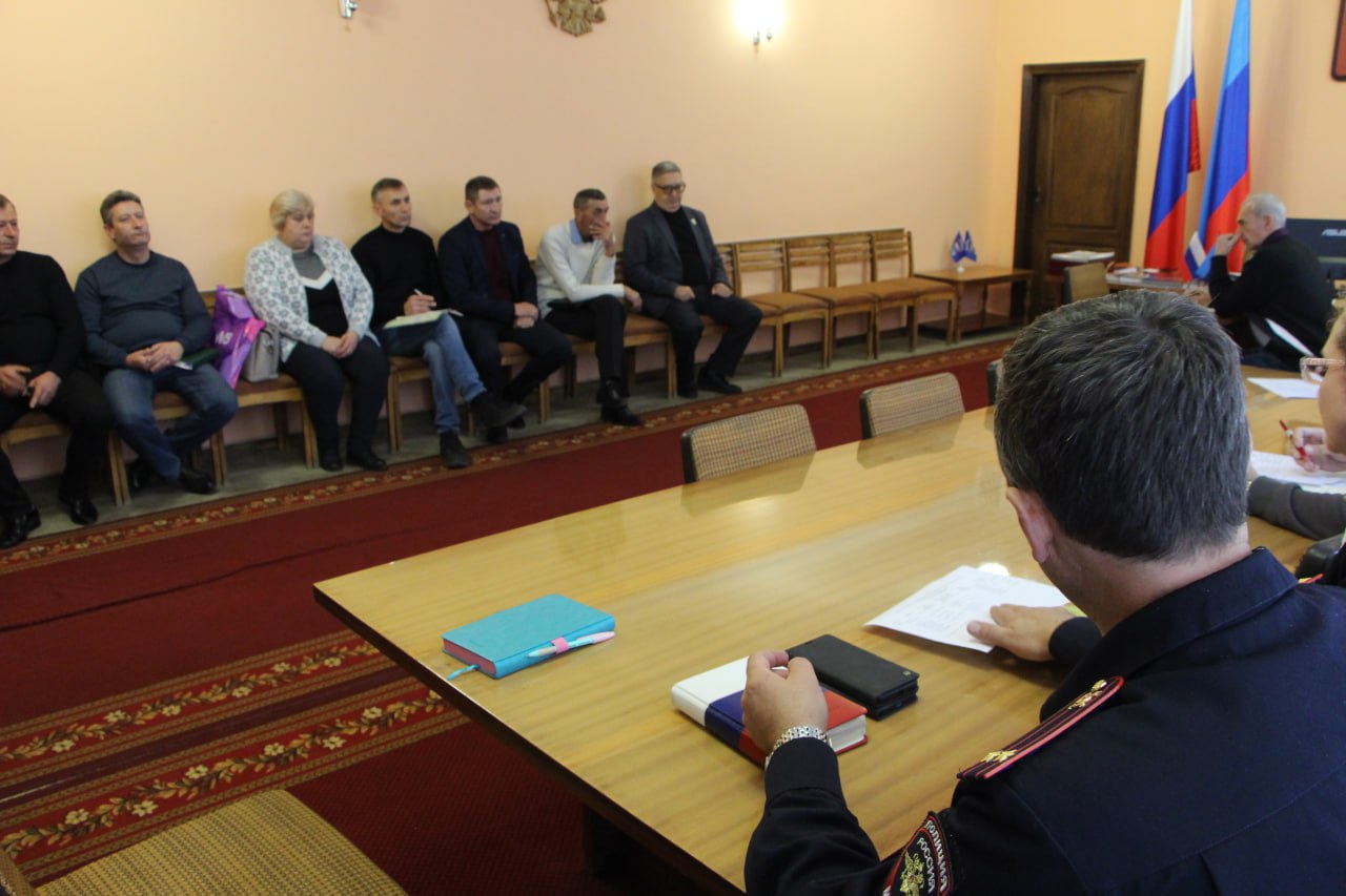 Олег Савченко: Совместно с военным комиссаром Меловского района, инструктором пункта отбора на военную службу по контракту, представителем правоохранительных органов, провели рабочее совещание с начальниками отделов по...