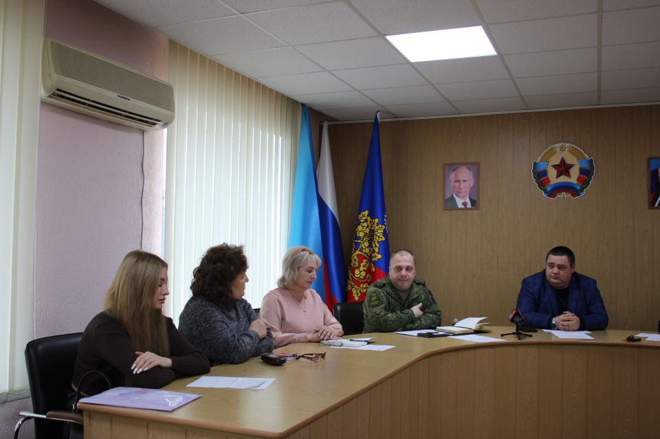 Сегодня в Администрации городского округа город Ровеньки состоялось заседание рабочей группы по решению социальных вопросов и вопросов трудоустройства ветеранов боевых действий и членов семей погибших, пропавших без вести... Сегодня в Администрации городского округа город Ровеньки состоялось заседание рабочей группы по решению социальных вопросов и вопросов трудоустройства ветеранов боевых действий и членов семей погибших, пропавших без вести...