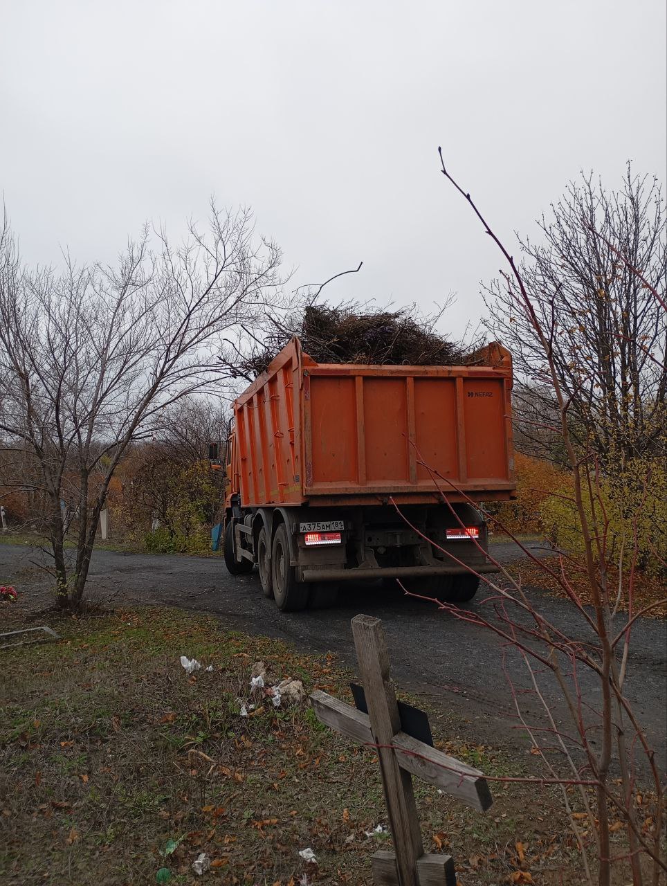 Андрей Рубанцов: Коммунальщики в действии!. Поддержание порядка на кладбищах – это важная задача, требующая регулярного внимания Андрей Рубанцов: Коммунальщики в действии!. Поддержание порядка на кладбищах – это важная задача, требующая регулярного внимания
