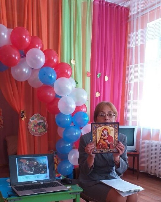 Ко Дню народного единства сотрудники Детского центра Чернухинского музея провели тематический час для воспитанников детского сада «Ромашка»