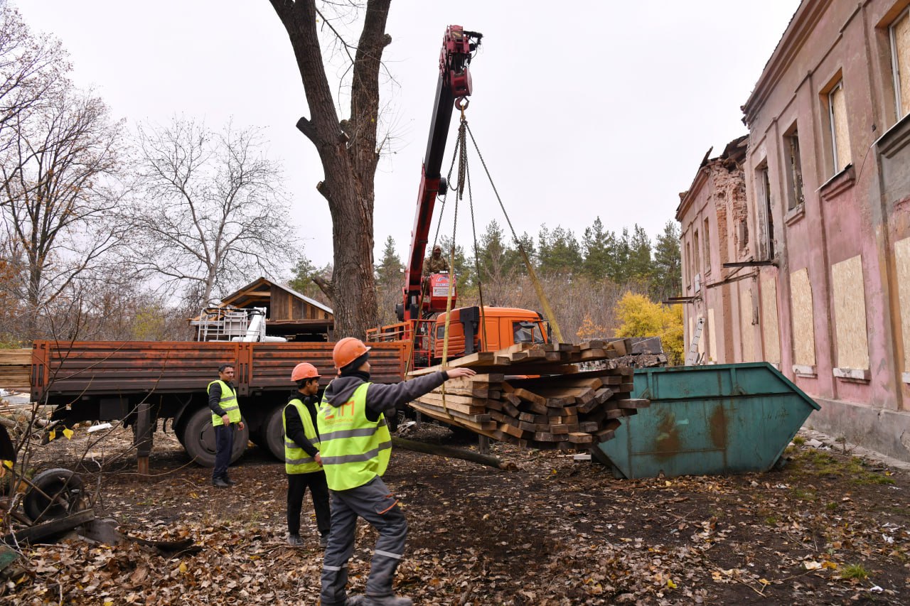 Андрей Сухачев: Продолжаем ремонтно-восстановительные работы на доме по ул. Новодолжанская, поврежденном 3 ноября в результате удара ВСУ Андрей Сухачев: Продолжаем ремонтно-восстановительные работы на доме по ул. Новодолжанская, поврежденном 3 ноября в результате удара ВСУ