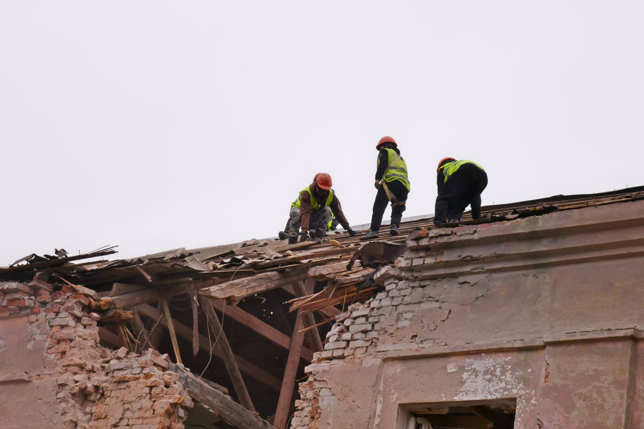 Андрей Сухачев: Продолжаем ремонтно-восстановительные работы на доме по ул. Новодолжанская, поврежденном 3 ноября в результате удара ВСУ Андрей Сухачев: Продолжаем ремонтно-восстановительные работы на доме по ул. Новодолжанская, поврежденном 3 ноября в результате удара ВСУ