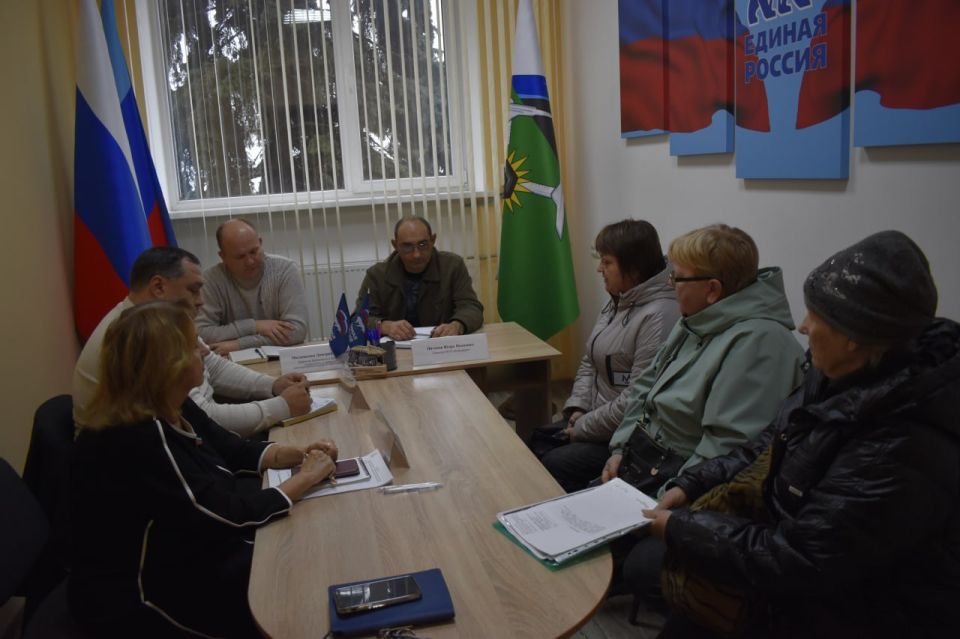Сегодня в Брянковской местной общественной приемной партии "Единая Россия" состоялся прием граждан по вопросам жилищно-коммунального хозяйства Сегодня в Брянковской местной общественной приемной партии "Единая Россия" состоялся прием граждан по вопросам жилищно-коммунального хозяйства