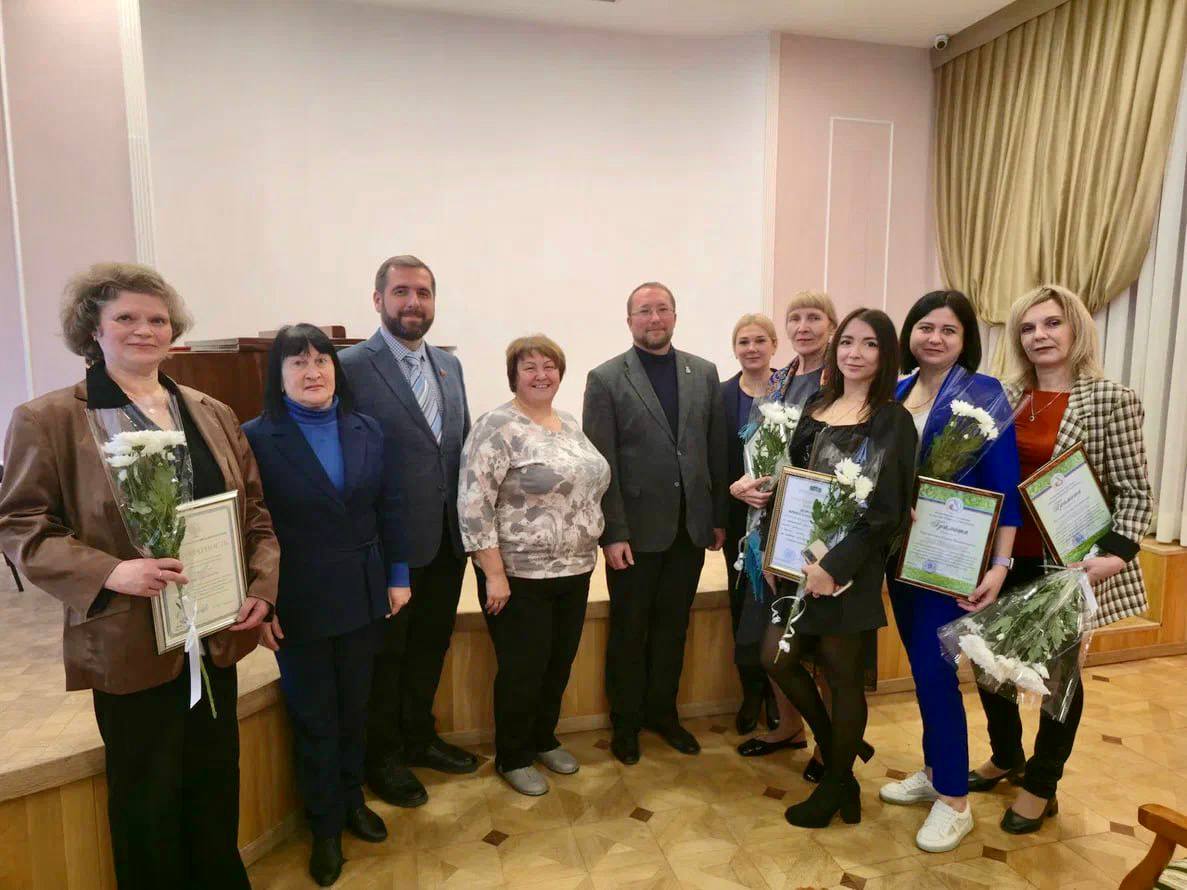 В Луганской академической филармонии в рамках 80-го юбилейного сезона академического симфонического оркестра и празднования Дня народного единства я торжественно наградил артистов филармонии за значительный вклад в культуру...