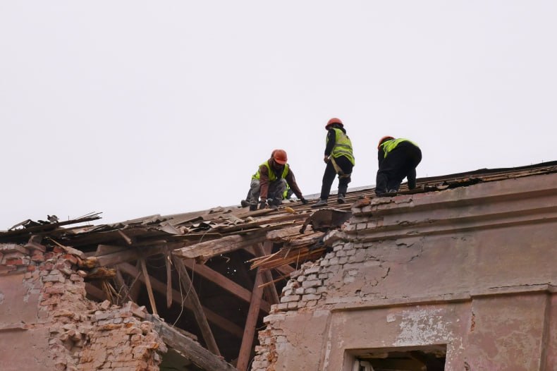 Восстановление дома на ул. Новодолжанская, пострадавшего в результате удара ВСУ, продолжается: к работе приступили строители из Красноярского края Восстановление дома на ул. Новодолжанская, пострадавшего в результате удара ВСУ, продолжается: к работе приступили строители из Красноярского края