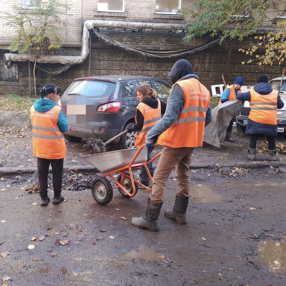 Луганский филиал Управляющей компании активно борется с осенним листопадом, обеспечивая чистоту и порядок на благоустроенных территориях