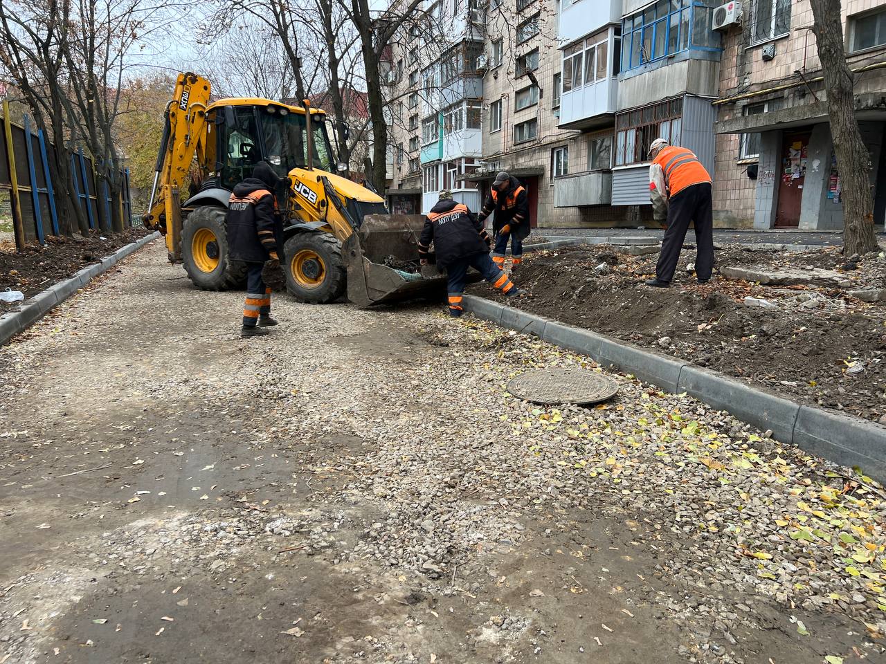 В Краснодоне в рамках плана благоустройства дорог Краснодонского муниципального округа на 2025 год продолжается ремонт внутриквартальных дорог по адресу: Микроцентр, дом 1 и площадь Ленина, дом 2