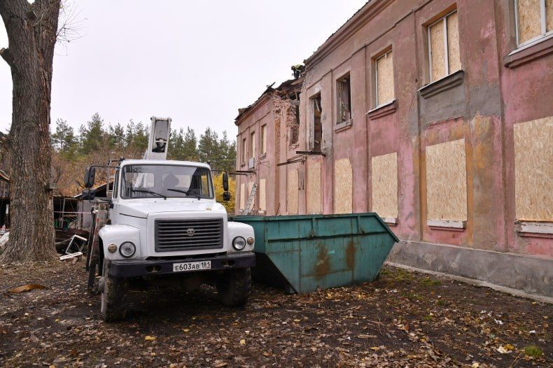 Восстановление дома на ул. Новодолжанская, пострадавшего в результате удара ВСУ, продолжается: к работе приступили строители из Красноярского края Восстановление дома на ул. Новодолжанская, пострадавшего в результате удара ВСУ, продолжается: к работе приступили строители из Красноярского края