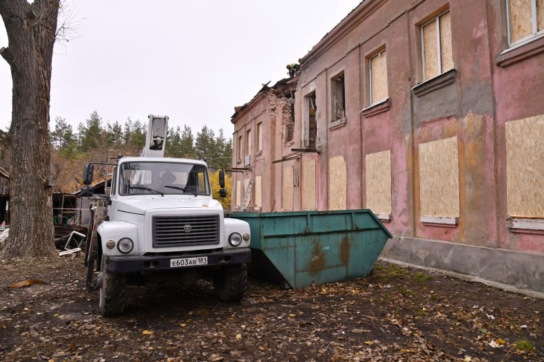 Восстановление дома на ул. Новодолжанская, пострадавшего в результате удара ВСУ, продолжается: к работе приступили строители из Красноярского края Восстановление дома на ул. Новодолжанская, пострадавшего в результате удара ВСУ, продолжается: к работе приступили строители из Красноярского края